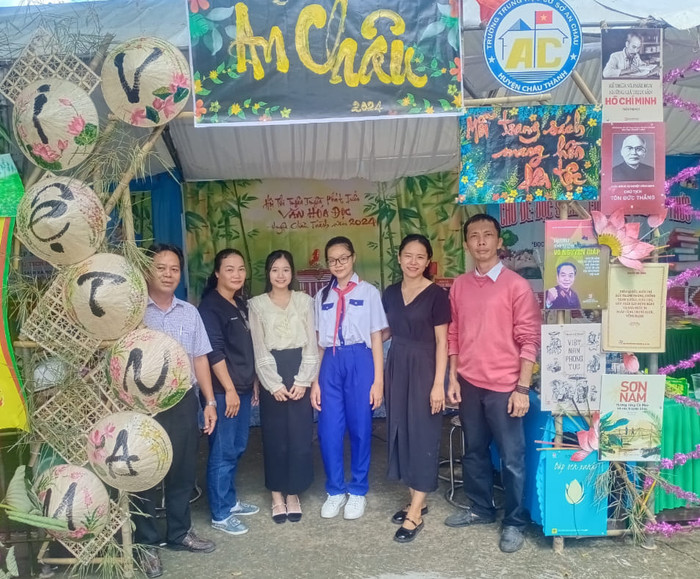 Giáo viên và học sinh chụp ảnh lưu niệm trước gian hàng trưng bày của đơn vị mình. GDVN_N.V.K.jpg