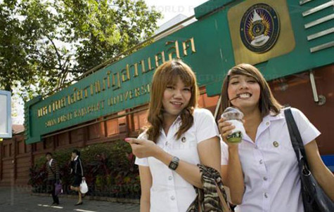 Hai sinh viên nam chuyển giới