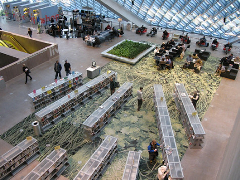 Thư viện trung tâm Seattle – Seattle (WA), Mỹ Thư viện này được thiết kế theo kiểu xoắn ốc để người đọc có thể xem được hết 4 tầng trưng bày sách mà không bị “làm phiền” bởi những bậc thang. Thư viện trung tâm Seattle – Seattle (WA), Mỹ Thư viện này được thiết kế theo kiểu xoắn ốc để người đọc có thể xem được hết 4 tầng trưng bày sách mà không bị “làm phiền” bởi những bậc thang.