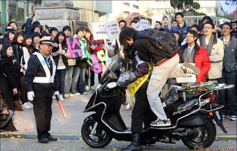 Cảnh sát giao thông trợ giúp thí sinh