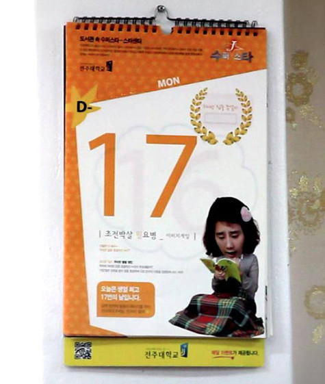 Lịch đếm ngược ngày thi được treo ở lớp học