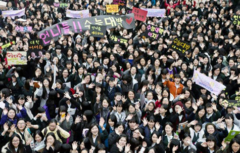 Các học sinh lớp dưới cổ vũ tinh thần cho đàn anh đàn chị