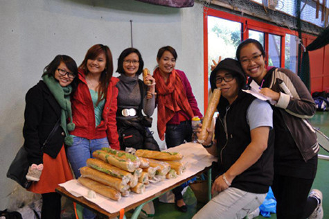 Đội hậu cần rất chu đáo trong khâu "tiếp sức" cho các cầu thủ