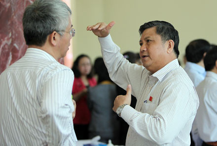 Ông Nguyễn Văn Giàu (phải) cho rằng không tồn tại thuật ngữ lãi suất cơ bản. ảnh: dantri. Ông Nguyễn Văn Giàu (phải) cho rằng không tồn tại thuật ngữ lãi suất cơ bản. ảnh: dantri.