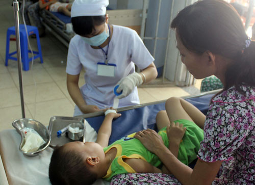 Các cháu nhỏ bị nhiễm khuẩn được điều trị tại Bệnh viện Nhi đồng Cần Thơ. ảnh: TTO. Các cháu nhỏ bị nhiễm khuẩn được điều trị tại Bệnh viện Nhi đồng Cần Thơ. ảnh: TTO.