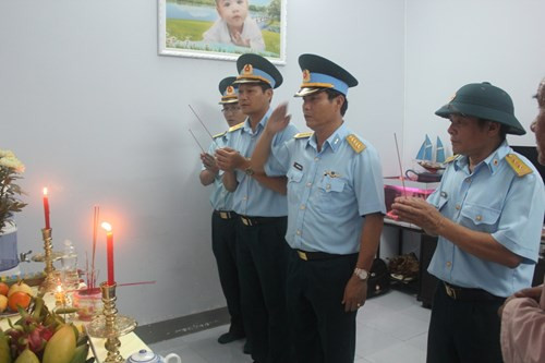 Đồng đội viếng chiến sĩ Nguyễn Anh Tú. ảnh: TNO.