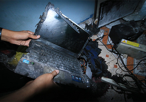 Vụ chập điện khiến nhiều đồ đạc của người dân bị hư hại hoàn toàn. ảnh: vne.