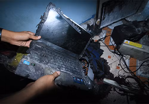 Vụ chập điện khiến nhiều đồ đạc của người dân bị hư hại hoàn toàn. ảnh: vne.