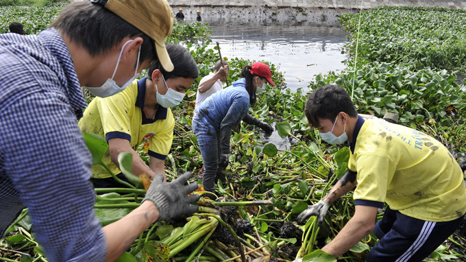 Đoàn viên, thanh niên tham gia khơi rạch Lăng (Bình Thạnh, TPHCM). ảnh: TTO. Đoàn viên, thanh niên tham gia khơi rạch Lăng (Bình Thạnh, TPHCM). ảnh: TTO.