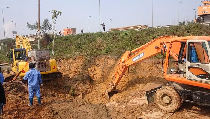 Đường nước sông Đà số 1 liên tục bị vỡ trong năm 2014 đã gây ảnh hưởng trầm trọng tới đời sống của hàng nghìn người dân. ảnh: dantri.