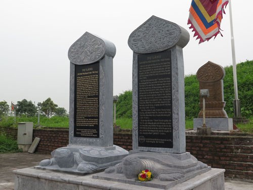 Các bia mộ vua Trần dựng chui tại Thái Bình. ảnh: TNO.