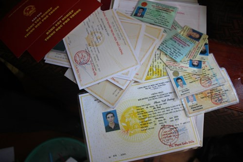 Các loại giấy tờ Công an TP Vinh thu giữ. ảnh: tno.