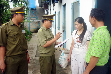 Công an xã Hố Nai 3, huyện Trảng Bom (Đồng Nai) kiểm tra nhân, hộ khẩu tại các khu nhà trọ. Ảnh: Báo Đồng Nai.