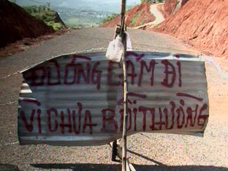 Người dân lập rào chắn vì cho rằng mức đền bù chưa thỏa đáng. ảnh: dantri.