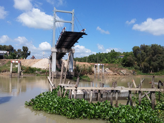 Cây cầu vừa khánh thành được 12 ngày đã đổ sập xuống sông. ảnh: TTO.