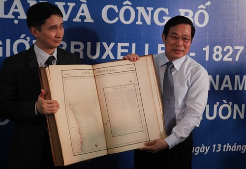 Bộ trưởng Nguyễn Bắc Son tiếp nhận bộ Atlas Thế giới, Bruxelles - 1827 khẳng định chủ quyền của Việt Nam với hai quần đảo Hoàng Sa và Trường Sa. ảnh: Ngọc Quang. Bộ trưởng Nguyễn Bắc Son tiếp nhận bộ Atlas Thế giới, Bruxelles - 1827 khẳng định chủ quyền của Việt Nam với hai quần đảo Hoàng Sa và Trường Sa. ảnh: Ngọc Quang.