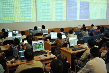 Khi đầu tư chứng khoán phái sinh, tổ chức, cá nhân tự chịu trách nhiệm về rủi ro và phải tuân thủ quy định pháp luật. ảnh: báo hải quan.