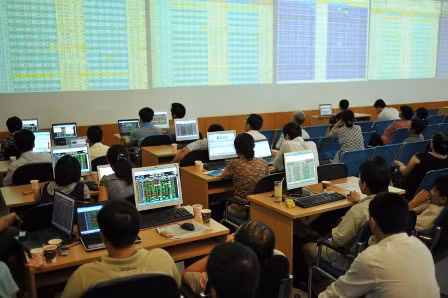 Khi đầu tư chứng khoán phái sinh, tổ chức, cá nhân tự chịu trách nhiệm về rủi ro và phải tuân thủ quy định pháp luật. ảnh: báo hải quan.