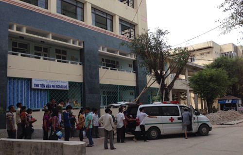 Gia đình đưa chị Thúy về quê mai táng. ảnh: vne.