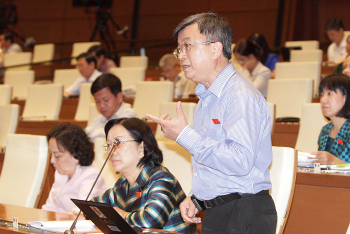 Đại biểu Trương Trọng Nghĩa chỉ rõ Trung Quốc âm mưu xây dựng đảo đá để khi nước lớn vẫn nổi để có 12 hải lý xung quanh. ảnh: TTBC