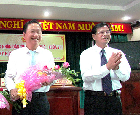 Bí thư Tỉnh ủy Huỳnh Minh Chắc (phải) chúc mừng tân Phó Chủ tịch UBND tỉnh Trịnh Xuân Thanh. ảnh: Báo Hậu Giang. Bí thư Tỉnh ủy Huỳnh Minh Chắc (phải) chúc mừng tân Phó Chủ tịch UBND tỉnh Trịnh Xuân Thanh. ảnh: Báo Hậu Giang.