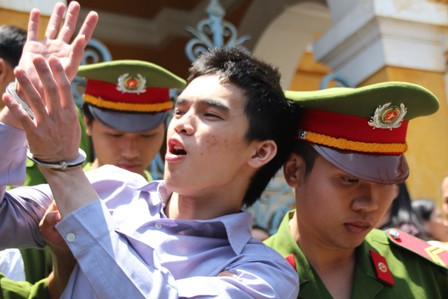 Dư luận rất đồng tình khi kẻ thủ ác Hồ Duy Trúc bị trừng trị thích đáng. ảnh: dantri. Dư luận rất đồng tình khi kẻ thủ ác Hồ Duy Trúc bị trừng trị thích đáng. ảnh: dantri.