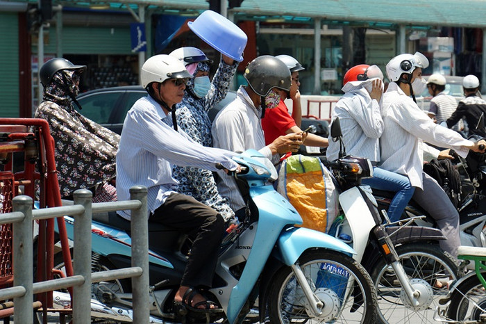 Hà Nội chịu ảnh hưởng nắng nóng nhất từ năm 1971 trở lại đây. ảnh: dantri.