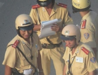 Cảnh sát giao thông cho rằng mình không móc ví người đi đường lấy tiền Cảnh sát giao thông cho rằng mình không móc ví người đi đường lấy tiền