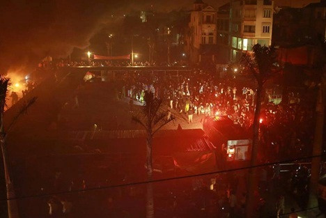 Trong đêm tối, mưa lạnh, hàng ngàn người, trong đó có các tiểu thương bàng hoàng đứng nhìn ngọn lửa đang thiêu rụi mọi tài sản. ảnh MN Trong đêm tối, mưa lạnh, hàng ngàn người, trong đó có các tiểu thương bàng hoàng đứng nhìn ngọn lửa đang thiêu rụi mọi tài sản. ảnh MN