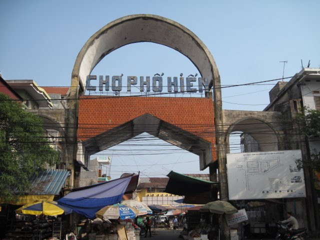 Chợ Phố Hiến trước khi được sửa chữa, là chợ đầu mối lớn nhất tỉnh Hưng Yên và nổi tiếng với truyền thống "nhất kinh kỳ, nhì phố Hiến" Chợ Phố Hiến trước khi được sửa chữa, là chợ đầu mối lớn nhất tỉnh Hưng Yên và nổi tiếng với truyền thống "nhất kinh kỳ, nhì phố Hiến"