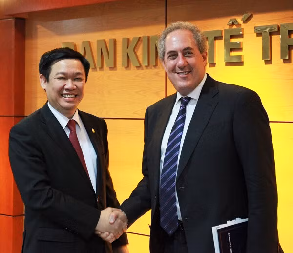 Trưởng ban kinh tế Trung Ương Vương Đình Huệ tiếp Đại sứ-đại diện Thương mại Hoa Kỳ Michael Froman-ảnh Thanh Liêm