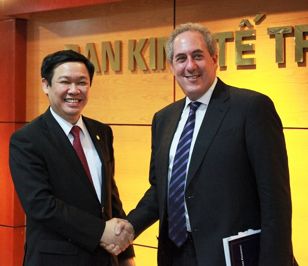 Trưởng ban kinh tế Trung Ương Vương Đình Huệ tiếp Đại sứ-đại diện Thương mại Hoa Kỳ Michael Froman-ảnh Thanh Liêm Trưởng ban kinh tế Trung Ương Vương Đình Huệ tiếp Đại sứ-đại diện Thương mại Hoa Kỳ Michael Froman-ảnh Thanh Liêm