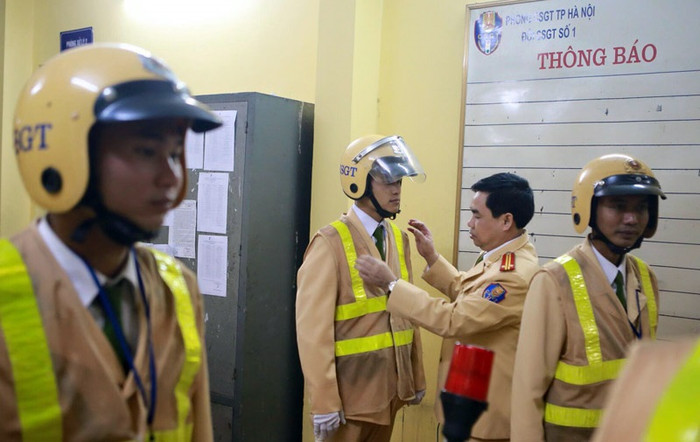 Trung tá Thiều Mạnh Ngọc - Đội trưởng Đội Cảnh sát Giao thông số 1 chỉnh đốn trang phục cho các chiến sĩ trẻ trước giờ lên đường làm nhiệm vụ. ảnh: P.Hải. Trung tá Thiều Mạnh Ngọc - Đội trưởng Đội Cảnh sát Giao thông số 1 chỉnh đốn trang phục cho các chiến sĩ trẻ trước giờ lên đường làm nhiệm vụ. ảnh: P.Hải.
