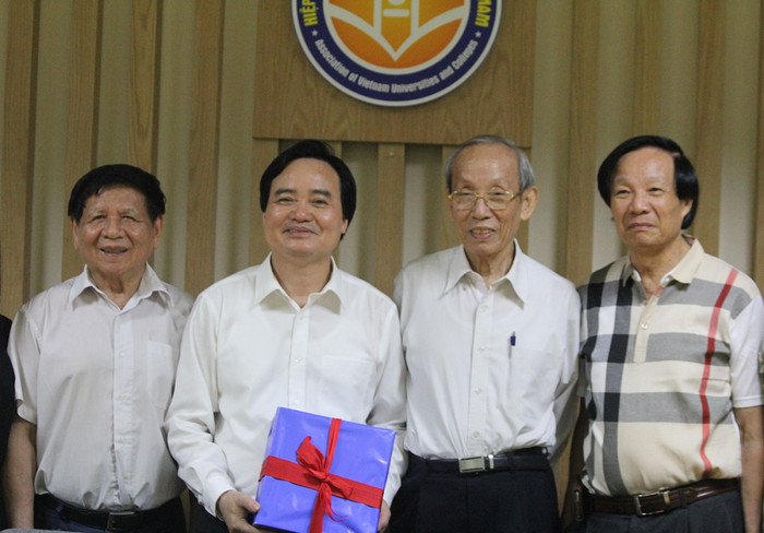 Từ trái qua phải: PGS.TS Trần Xuân Nhĩ - Phó Chủ tịch AVUC; Bộ trưởng Phùng Xuân Nhạ; GS.Trần Hồng Quân - Chủ tịch AVUC; TSKH Phan Quang Trung - Phó Chủ tịch AVUC. ảnh: Ngọc Quang. Từ trái qua phải: PGS.TS Trần Xuân Nhĩ - Phó Chủ tịch AVUC; Bộ trưởng Phùng Xuân Nhạ; GS.Trần Hồng Quân - Chủ tịch AVUC; TSKH Phan Quang Trung - Phó Chủ tịch AVUC. ảnh: Ngọc Quang.