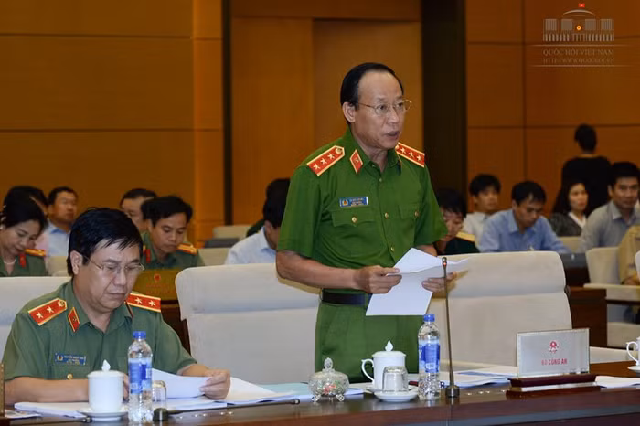 Thượng tướng Lê Quý Vương - Thứ trưởng Bộ Công an trình bày dự án Luật công an xã. ảnh: quochoi.vn