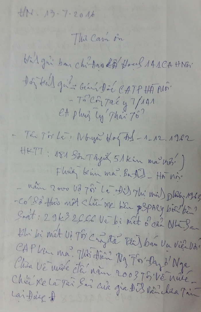 Anh Nguyễn Hoàng Anh xúc động khi được Đội Cảnh sát Giao thông số 2 trao trả chiếc xe bị lấy cắp từ 2 năm trước. ảnh: Ngọc Quang.