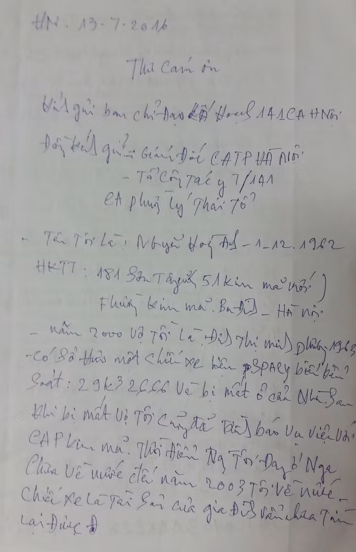 Anh Nguyễn Hoàng Anh xúc động khi được Đội Cảnh sát Giao thông số 2 trao trả chiếc xe bị lấy cắp từ 2 năm trước. ảnh: Ngọc Quang.