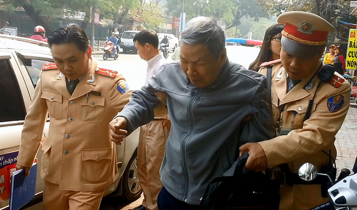 Ông Nguyễn Ngọc Thủy - nguyên là cán bộ tại Viện Hàn lâm Khoa học và Công nghệ Việt Nam, do bị ảnh hưởng của tai biến nên quên đường về nhà. Các chiến sĩ Đội Cảnh sát Giao thông số 2 đã đưa ông Thủy về Đội, chăm sóc và tìm được địa chỉ đưa ông Thủy về nhà an toàn. ảnh: Khánh Ly.