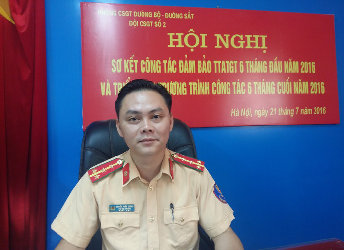 Đại úy Nguyễn Tuấn Cường - Phó Đội trưởng Đội Cảnh sát Giao thông số 2 chia sẻ, trong công tác xử lý vi phạm giao thông thì tuyên truyền, giáo dục là những nhiệm vụ hết sức quan trọng, nhằm giúp người dân đảm bảo an toàn cho chính mình và không gây ra tai nạn cho người khác. ảnh: Ngọc Quang.