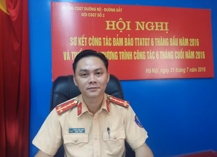 Đại úy Nguyễn Tuấn Cường - Phó Đội trưởng Đội Cảnh sát Giao thông số 2 chia sẻ, trong công tác xử lý vi phạm giao thông thì tuyên truyền, giáo dục là những nhiệm vụ hết sức quan trọng, nhằm giúp người dân đảm bảo an toàn cho chính mình và không gây ra tai nạn cho người khác. ảnh: Ngọc Quang.
