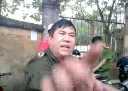 Một công an xã Xuân Hương (huyện Lạng Giang, tỉnh Bắc Giang) nổi nóng, xưng “mày tao” với người dân. ảnh: vtc. Một công an xã Xuân Hương (huyện Lạng Giang, tỉnh Bắc Giang) nổi nóng, xưng “mày tao” với người dân. ảnh: vtc.