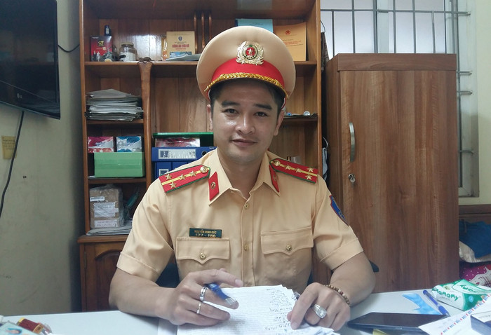 Đại úy Nguyễn Minh Đức chia sẻ, Đội Cảnh Sát Giao thông số 1 đặc biệt quan tâm tới công tác tuyên truyền, giáo dục ý thức tham gia giao thông cho các em học sinh. ảnh: Ngọc Quang. Đại úy Nguyễn Minh Đức chia sẻ, Đội Cảnh Sát Giao thông số 1 đặc biệt quan tâm tới công tác tuyên truyền, giáo dục ý thức tham gia giao thông cho các em học sinh. ảnh: Ngọc Quang.