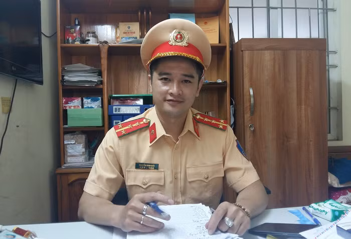 Đại úy Nguyễn Minh Đức chia sẻ, Đội Cảnh Sát Giao thông số 1 đặc biệt quan tâm tới công tác tuyên truyền, giáo dục ý thức tham gia giao thông cho các em học sinh. ảnh: Ngọc Quang.