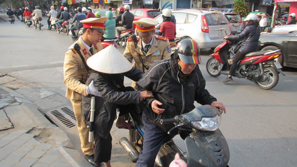 Sau khi giúp cụ bà sang đường an toàn trong một ngày đông giá rét, hai chiến sĩ Đội Cảnh sát Giao thông số 1 (Nguyễn Thanh Tùng và Phạm Đức Cường) mua tặng cụ bà đôi tất và gọi xe ôm trở cụ về nhà. Sự ân cần của hai chiến sĩ trẻ đã để lại trong lòng nhân dân Thủ đô nhiều thiện cảm. ảnh: An ninh Thủ đô. Sau khi giúp cụ bà sang đường an toàn trong một ngày đông giá rét, hai chiến sĩ Đội Cảnh sát Giao thông số 1 (Nguyễn Thanh Tùng và Phạm Đức Cường) mua tặng cụ bà đôi tất và gọi xe ôm trở cụ về nhà. Sự ân cần của hai chiến sĩ trẻ đã để lại trong lòng nhân dân Thủ đô nhiều thiện cảm. ảnh: An ninh Thủ đô.