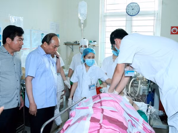 Thủ tướng Nguyễn Xuân Phúc trực tiếp kiểm tra, nắm tình hình và chỉ đạo giải quyết vụ việc Chi Cục trưởng Kiểm lâm Đỗ Cường Minh nổ súng vào ông Phạm Duy Cường - Bí thư Tỉnh ủy Yên Bái và ông Ngô Ngọc Tuấn - Chủ tịch HĐND Tỉnh Yên Bái. ảnh: TTXVN.