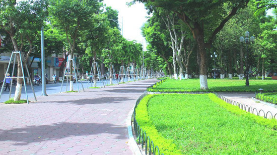 Dư luận bức xúc vì mỗi năm Hà Nội lãng phí tới 700 tỷ đồng để cắt tỉa cây hoa, cây cảnh. ảnh: kinh tế đô thị Dư luận bức xúc vì mỗi năm Hà Nội lãng phí tới 700 tỷ đồng để cắt tỉa cây hoa, cây cảnh. ảnh: kinh tế đô thị