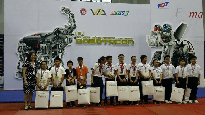Đội Robotics Trường Phổ thông Song ngữ liên cấp Wellspring xuất sắc vượt qua hơn 160 đối thủ, giành Huy chương bạc. ảnh: wellspring.