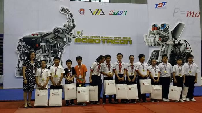 Đội Robotics Trường Phổ thông Song ngữ liên cấp Wellspring xuất sắc vượt qua hơn 160 đối thủ, giành Huy chương bạc. ảnh: wellspring.