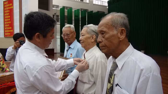 Trao Huy hiệu 55 năm tuổi Đảng cho các đảng viên lão thành. (Ảnh minh họa: Thanh Hòa/TTXVN) Trao Huy hiệu 55 năm tuổi Đảng cho các đảng viên lão thành. (Ảnh minh họa: Thanh Hòa/TTXVN)