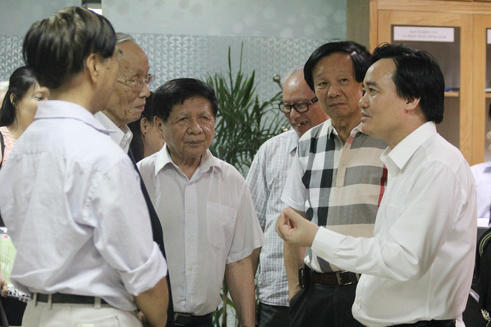 Bộ trưởng Phùng Xuân Nhạ cùng trao đổi với các lãnh đạo của Hiệp hội, tìm ra những phương án tối ưu nhất cho nền giáo dục Việt Nam. ảnh: Ngọc Quang. Bộ trưởng Phùng Xuân Nhạ cùng trao đổi với các lãnh đạo của Hiệp hội, tìm ra những phương án tối ưu nhất cho nền giáo dục Việt Nam. ảnh: Ngọc Quang.